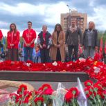 Единая Россия возложила цветы к мемориалу павшим воинам