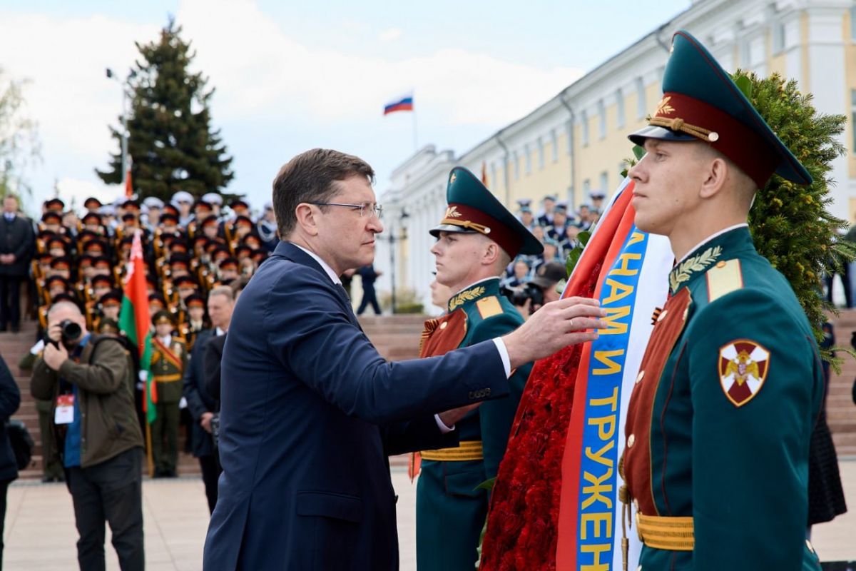 Секретарь регионального отделения партии «Единая Россия» в День Победы возложил цветы к Вечному огню в Нижегородском кремле