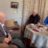 Участники волонтёрского лагеря «Единой России» в Анапе поздравили ветерана Великой Отечественной войны с Днём Победы