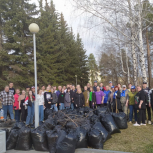 Новоуральские партийцы привели в порядок территорию у Вечного огня
