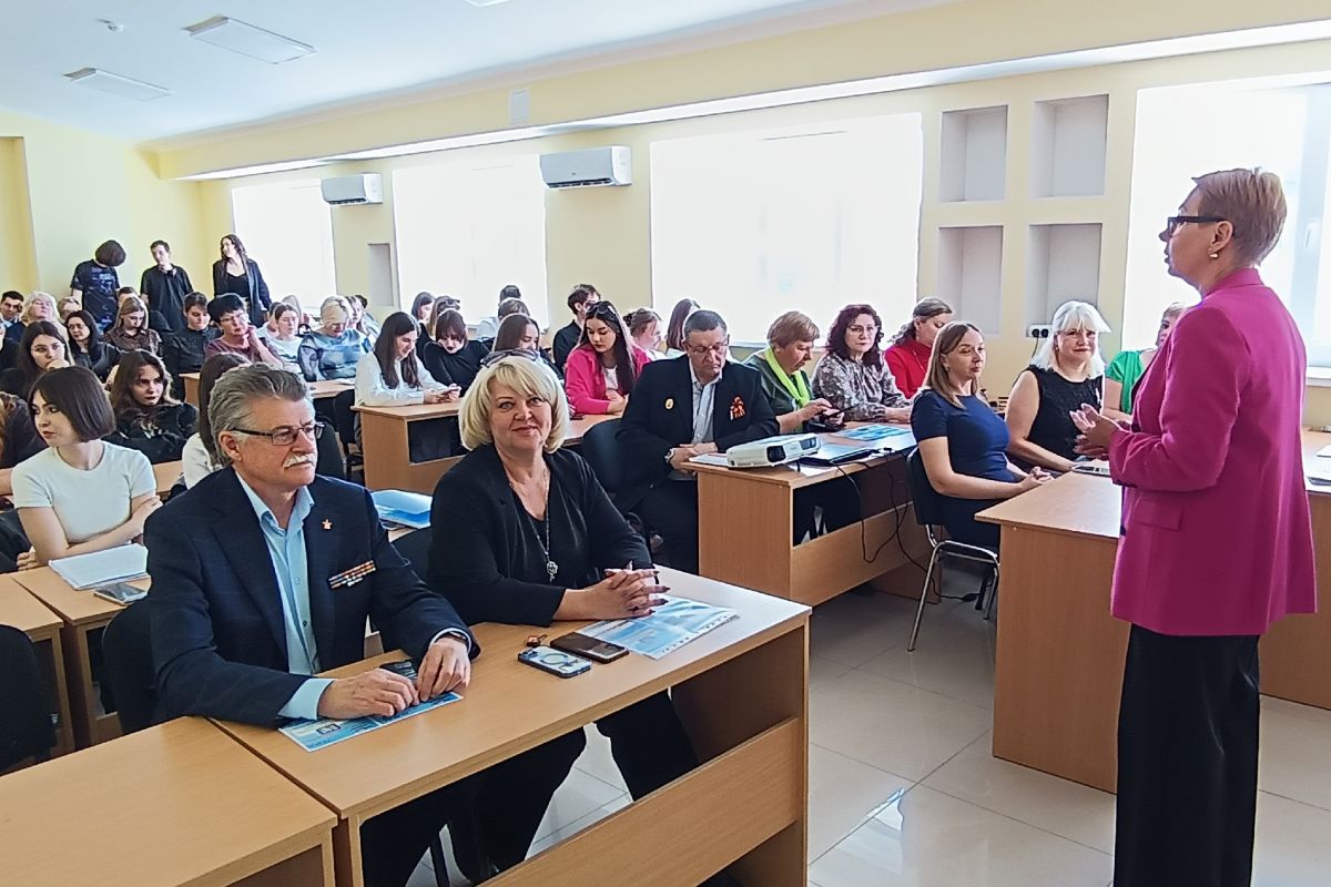 Елена Яковлева побеседовала со студентами Севастопольского экономико-гуманитарного института
