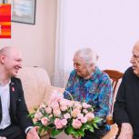 Гасан Османов поздравил жительницу блокадного Ленинграда с предстоящим Днем Победы