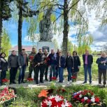 Александр Никитин принял участие в приведении в порядок воинского захоронения в Одоевском районе