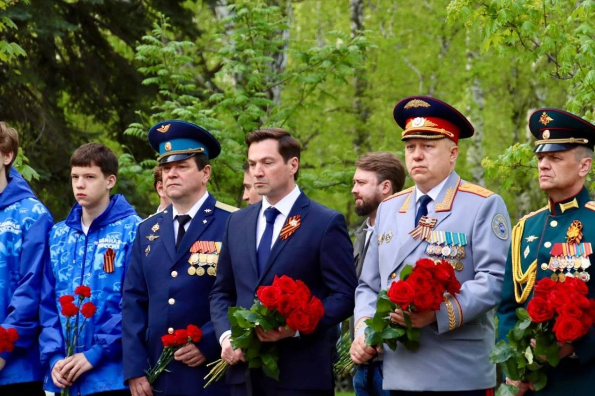 Глава города Челябинск Алексей Лошкин принял участие в памятной церемонии на лесном кладбище
