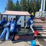 Азнакаевские единороссы и молодогвардейцы очистили мемориал «Вечный огонь»