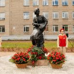 Пушкинские единороссы открыли Сквер Памяти и монумент, посвященный медицинской сестре-героине