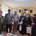 Депутат Мухтарпаша Умаханов оказал материальную помощь матерям погибших участников СВО в Казбековском районе