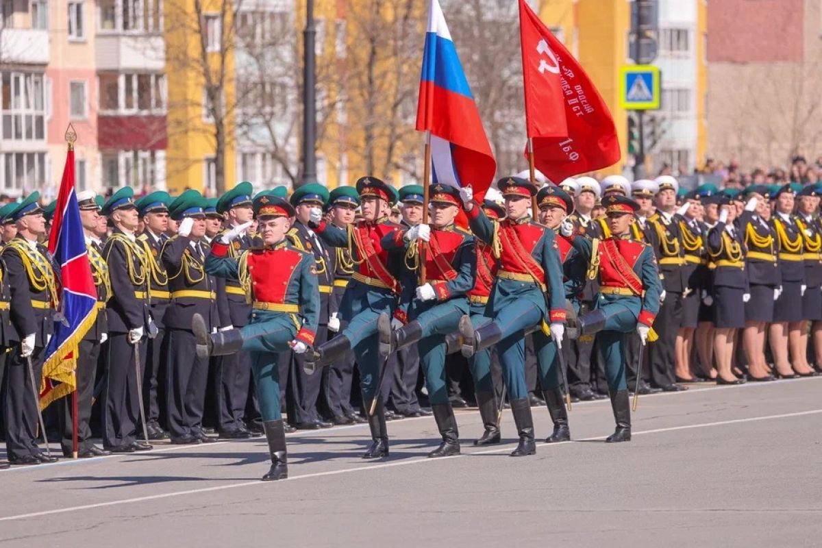 Военный парад в честь 80-летия Победы в Великой Отечественной войне собрал тысячи жителей и гостей Южно-Сахалинска