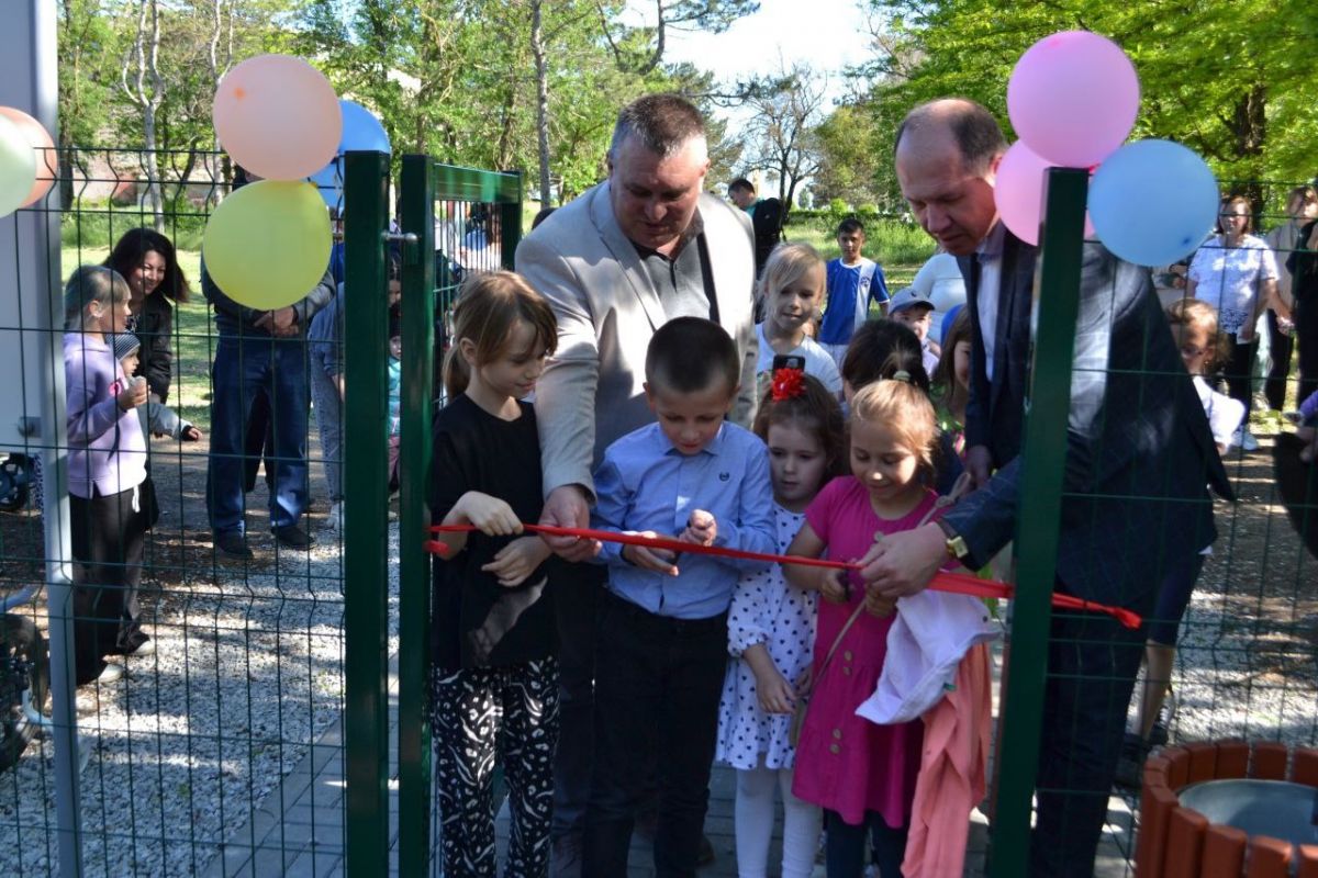 В канун Дня защиты детей в Сакском районе открыли новую детскую площадку