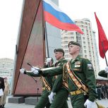 Екатеринбуржцы возложили цветы к стеле Город трудовой доблести в преддверии Дня Победы
