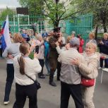 В Металлургическом районе, под окнами ветерана - Валентины Ивановны Салаутиной, жительницы блокадного Ленинграда, прошел праздничный концерт