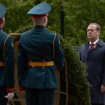 Дмитрий Медведев возложил цветы к Могиле Неизвестного Солдата