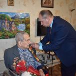Липецкие единороссы вручили знаки Почетных граждан ветеранам войны