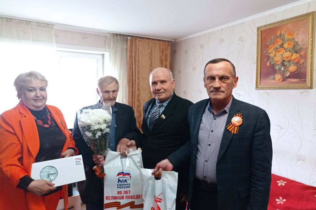 Партийцы Ирбейского района поздравили ветерана Великой Отечественной войны с Днём Победы