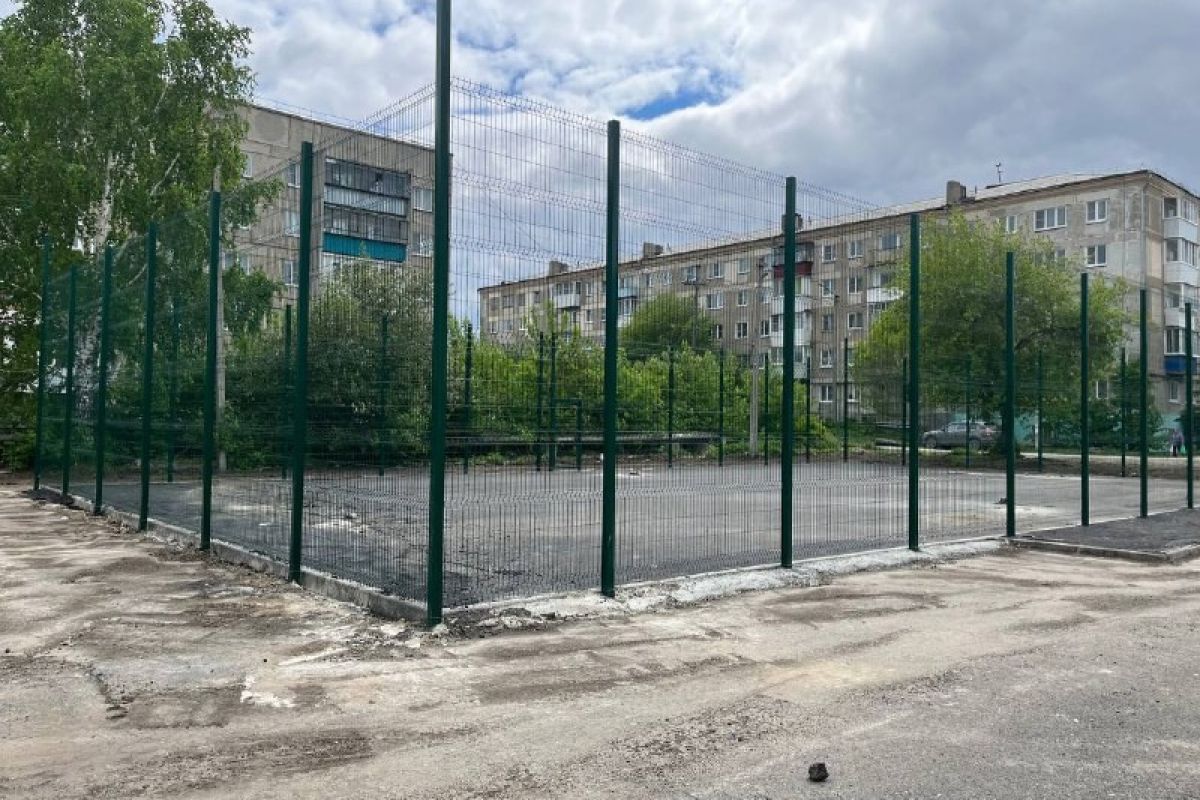 В Каслях, на улице Ретнева, активно строится современный спортивный комплекс, который обещает стать центром притяжения для каслинцев всех возрастов