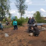 Партийный десант: в деревне Чертовищи начинается обустройство детской площадки