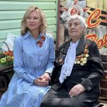 Депутат «Единой России» Екатерина Стенякина поздравила ветерана Великой Отечественной войны Фею Михайловну Дорофееву с 80-летием Победы в Великой Отечественной войне