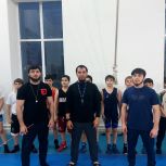 В Шелковском районе в рамках марафона «Сила России» прошла открытая тренировка по вольной борьбе