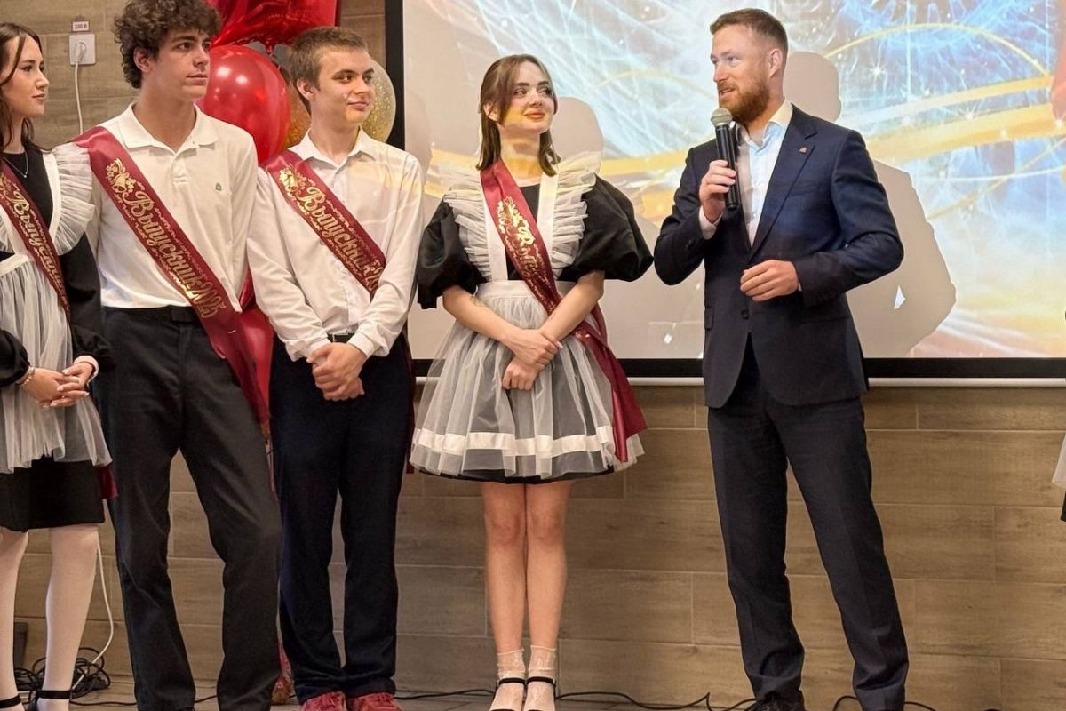 Единороссы поздравили выпускников Кузбасса