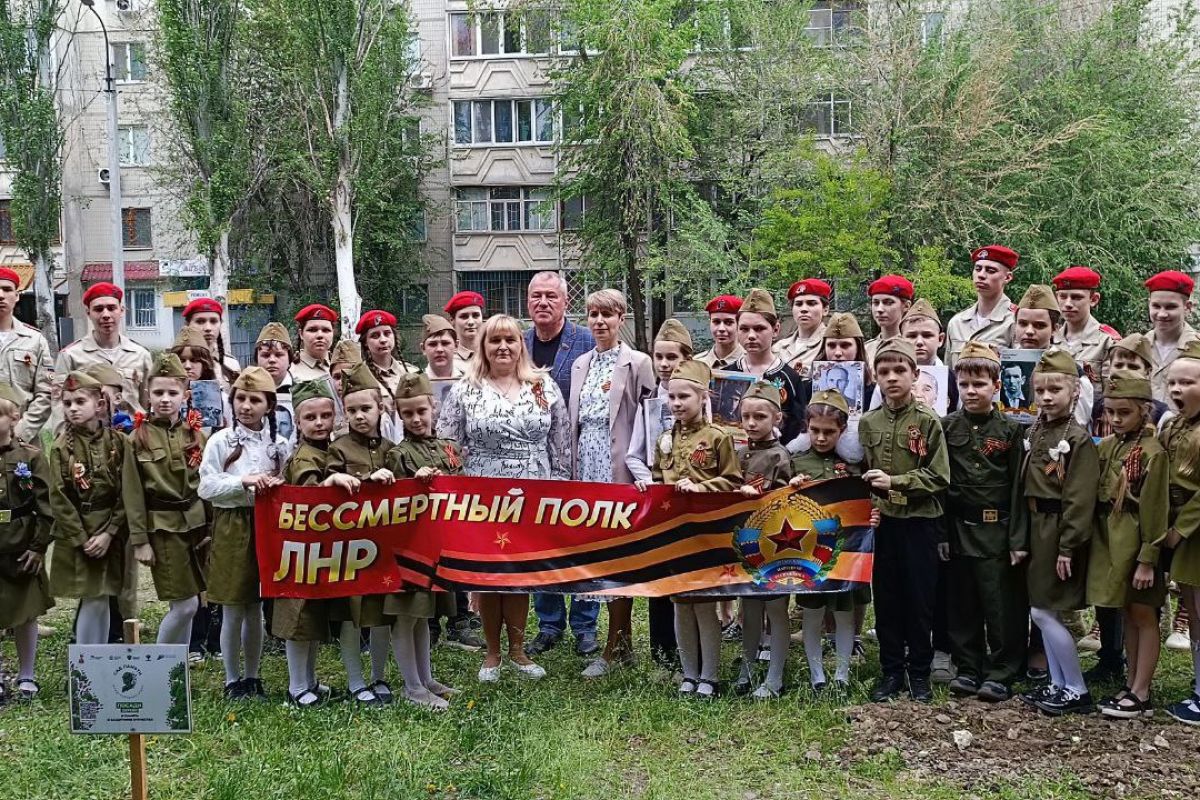 «Историческая память»: В Луганской гимназии №52 высадили «Сад памяти»