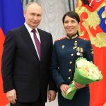 Владимир Путин вручил Золотую звезду Героя России Людмиле Болилой — финалистке кадрового проекта «Лидеры России. Политика»