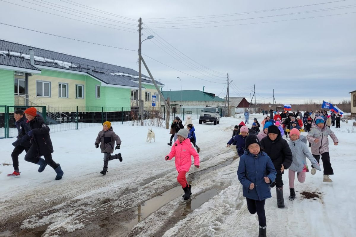 В селе Омолон на Чукотке «Единая Россия» организовала легкоатлетический забег в честь Великой Победы