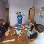 Молодогвардейцы Ряжского округа провели мастер-класс по созданию праздничных брошей из георгиевских лент