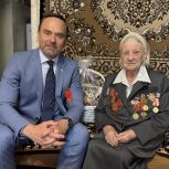 Депутат «Единой России» Александр Ремета поздравил с 80-летием Победы в Великой Отечественной войне ветерана Зою Алексеевну Кулакову