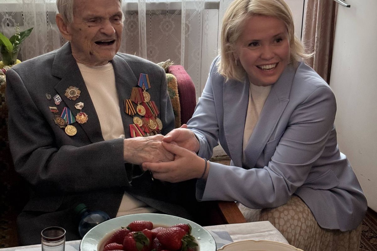 В гостях у ветерана Великой Отечественной войны Евгения Будкина побывали партийцы