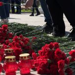 Молодые жители Петербурга почтили память погибших в Доме профсоюзов в Одессе