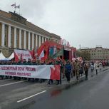 Партийцы пронесли в "Бессмертном полку" фотографии своих Героев