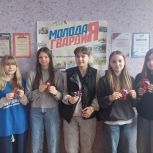 Молодогвардейцы Ряжского округа Рязанской области провели мастер-класс по созданию праздничных брошей из Георгиевских лент