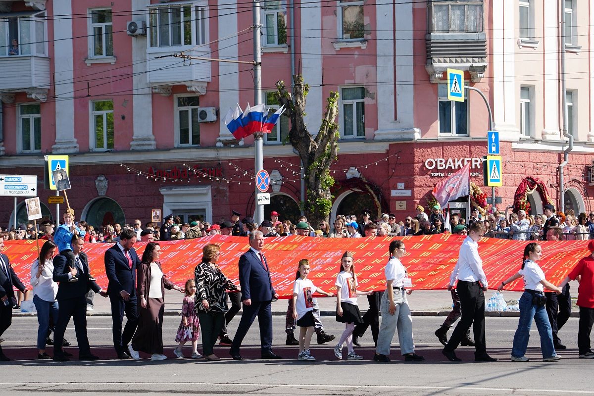 220 метров памяти: знамя Победы с вышитыми именам фронтовиков пронесли по центральным улицам Барнаула
