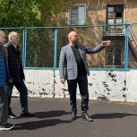 Активисты «Единой России» проверили на безопасность детские спортивные площадки и хоккейные коробки в Нижнем Новгороде
