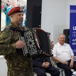 Баян для разведчика: встреча поколений прошла в штабе общественной поддержки «Единой России»