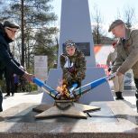 В поселках Неболчи и Хвойной зажгли Вечный огонь