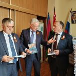 Депутат Госдумы Эдуард Кузнецов передал Краснодарскому краевому Центру национальных культур книги о героях Великой Отечественной войны и СВО