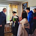В Осинниках «Единая Россия» поздравила ветерана с 80-летием Победы