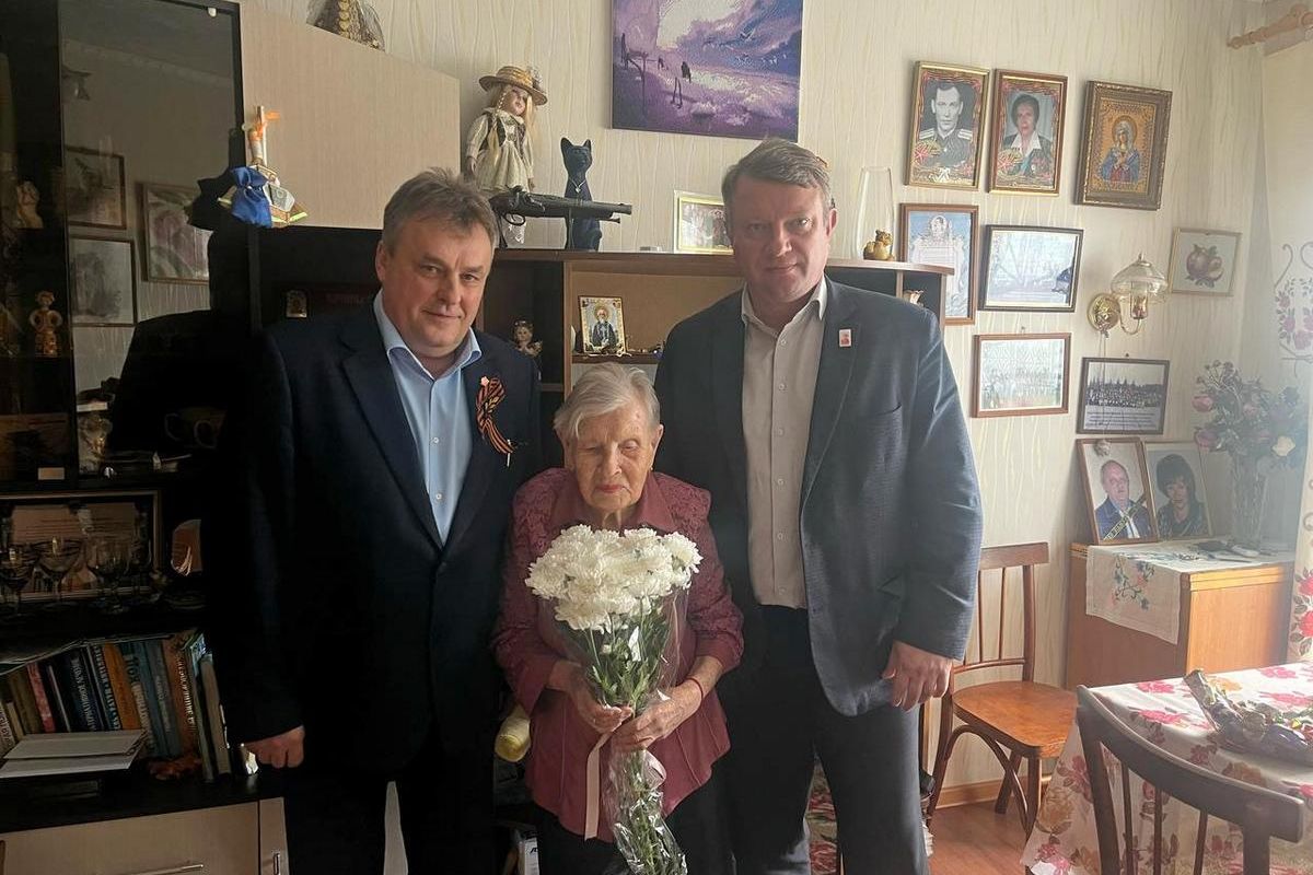 Яшкинские единороссы поздравили ветерана Великой Отечественной войны