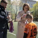 Анна Гурарий наградила футболистов Кировского района