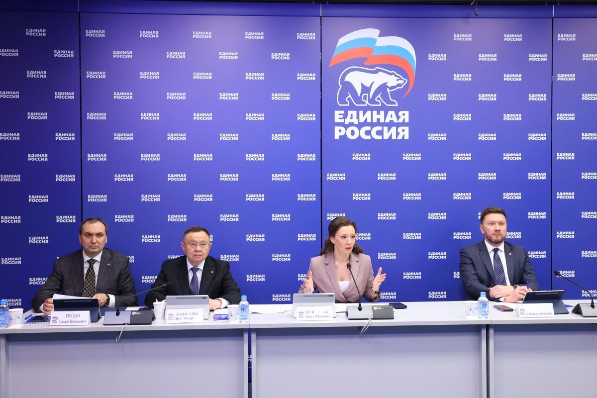 «Единая Россия» и Минстрой России провели прямую линию по вопросам ЖКХ