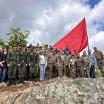Единороссы Крыма водрузили Знамя Победы на вершинах Большой Алушты
