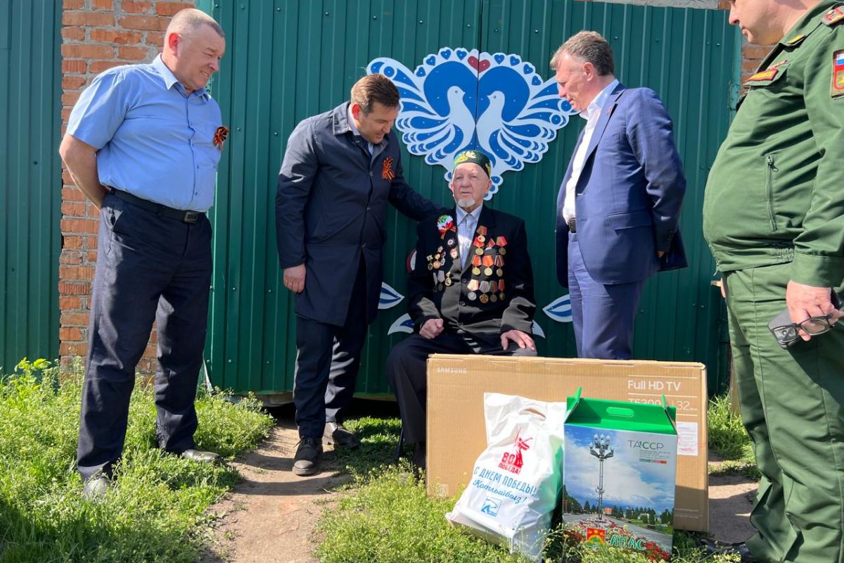 В Апастовском районе поздравили 100-летнего ветерана Хайретдина Салахова