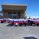 Партийцы вместе с волонтёрами Победы развернули 180 флагов России в честь 80-летия Победы и Дня Весны и Труда