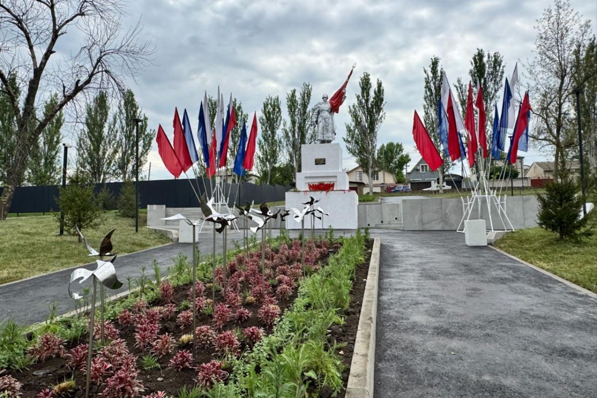 В Луганске открылся обновлённый по народной программе «Единой России» и партпроекту «Городская среда» сквер «Советскому солдату»