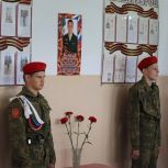 В школе Убинского района при поддержке «Единой России» открыли мемориальную доску в честь героя СВО