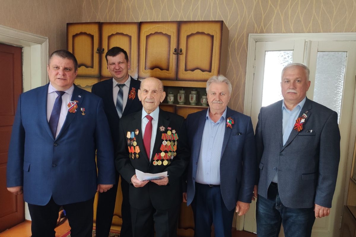 Партийцы поздравили ветерана Великой Отечественной войны Федора Ющенко с наступающим Днем Победы