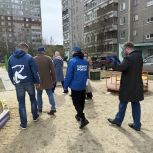 Партийцы Ленинского района проверили состояние дворов после зимы