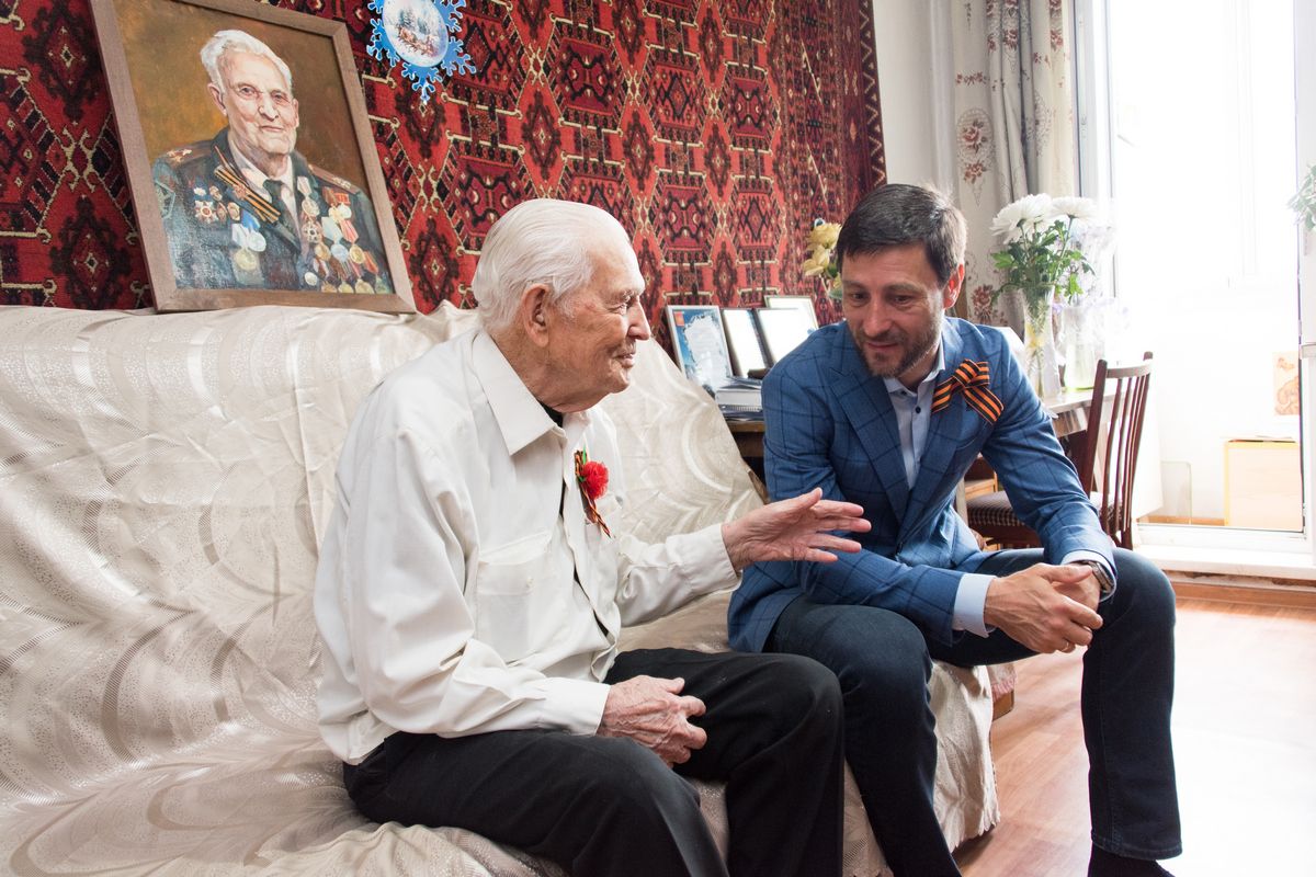 Кузбасские единороссы поздравили ветеранов с 80-летием Победы