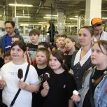В Луганске «Единая Россия» организовала экскурсию на фабрику мороженого для детей участников СВО